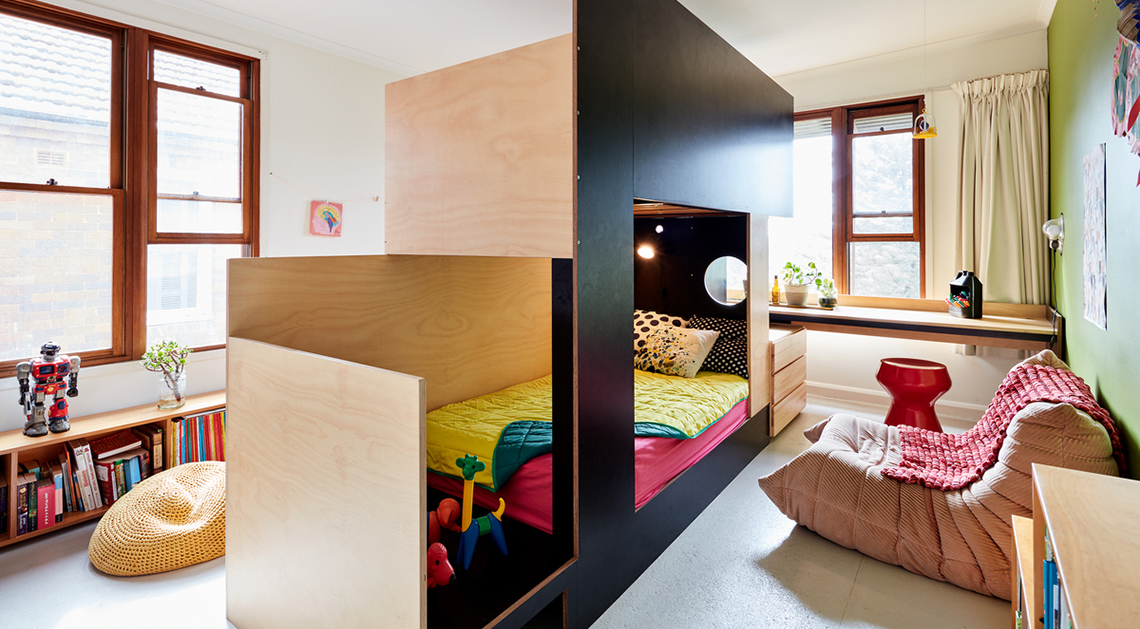 Необычная двухъярусная дизайнерская кровать в детскую комнату