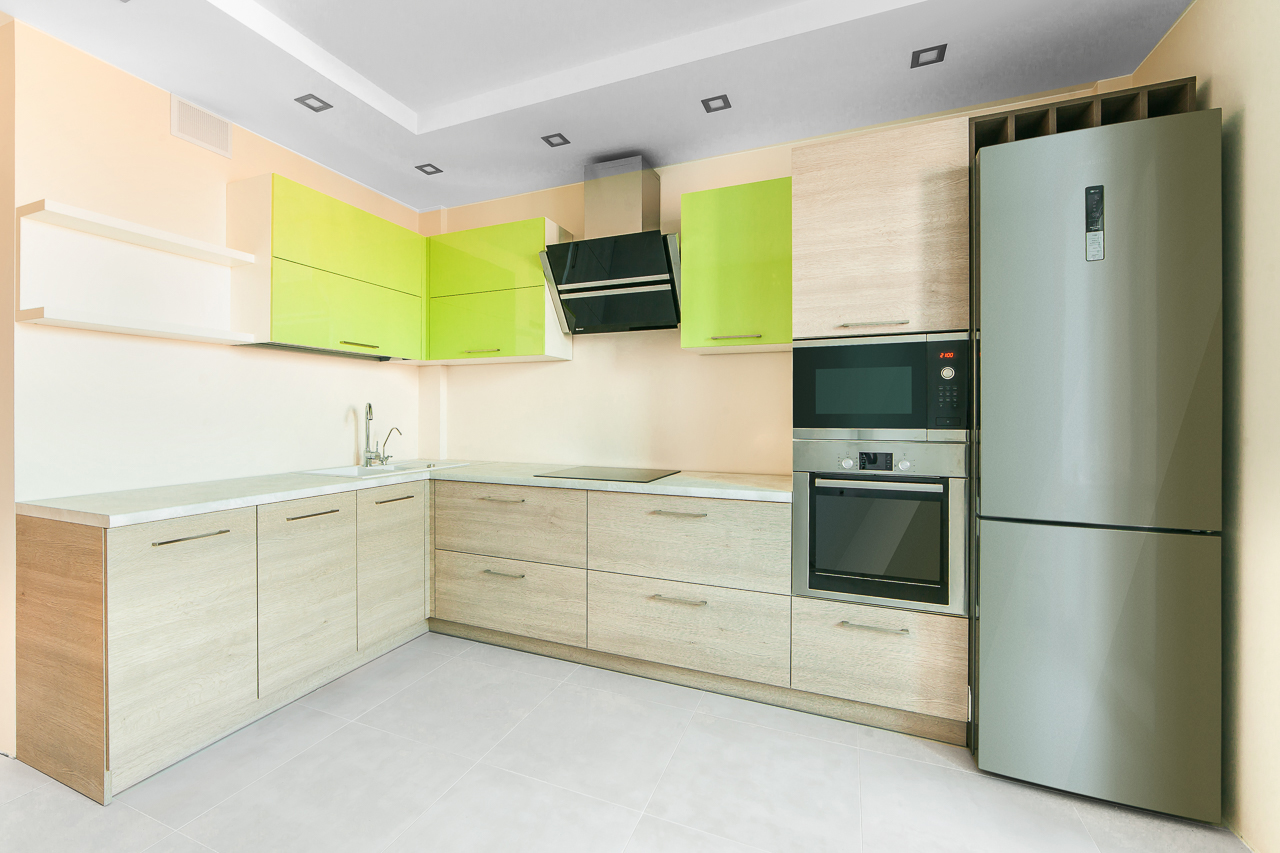 Минималистичный дизайн гарнитура сделает кухню визуально светлей и просторней