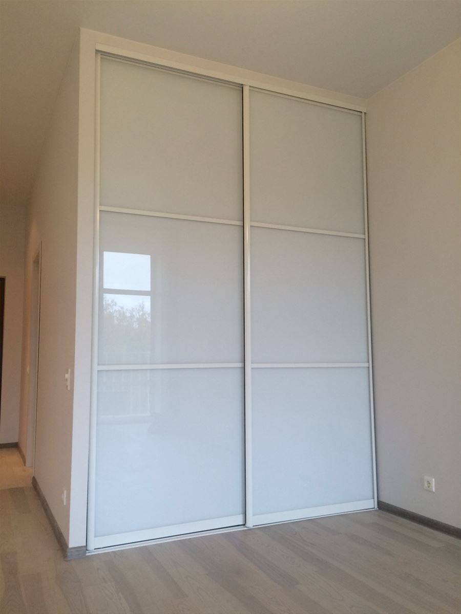 Двери изготовлены из крашенного белого профиля и стекла 