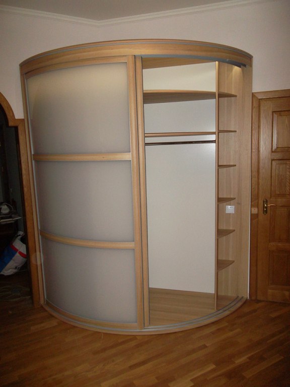 Внутренняя начинка радиусных шкафов практически ничем не отличается, от шкафов с прямыми дверями