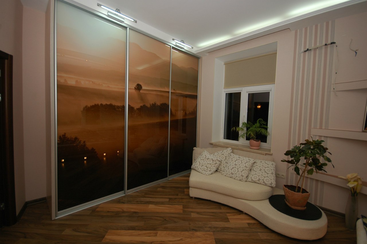Пейзаж с хорошо подобранной палитрой диктует особую атмосферу в комнате