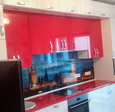 Трехуровневый двухцветный красно-белый кухонный гарнитур