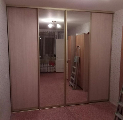 Четырехдверный шкаф-купе в комнату с двумя зеркальными дверями