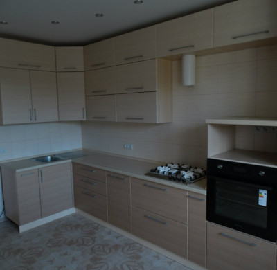 Светлый угловой кухонный гарнитур с фасадами цвета ясень