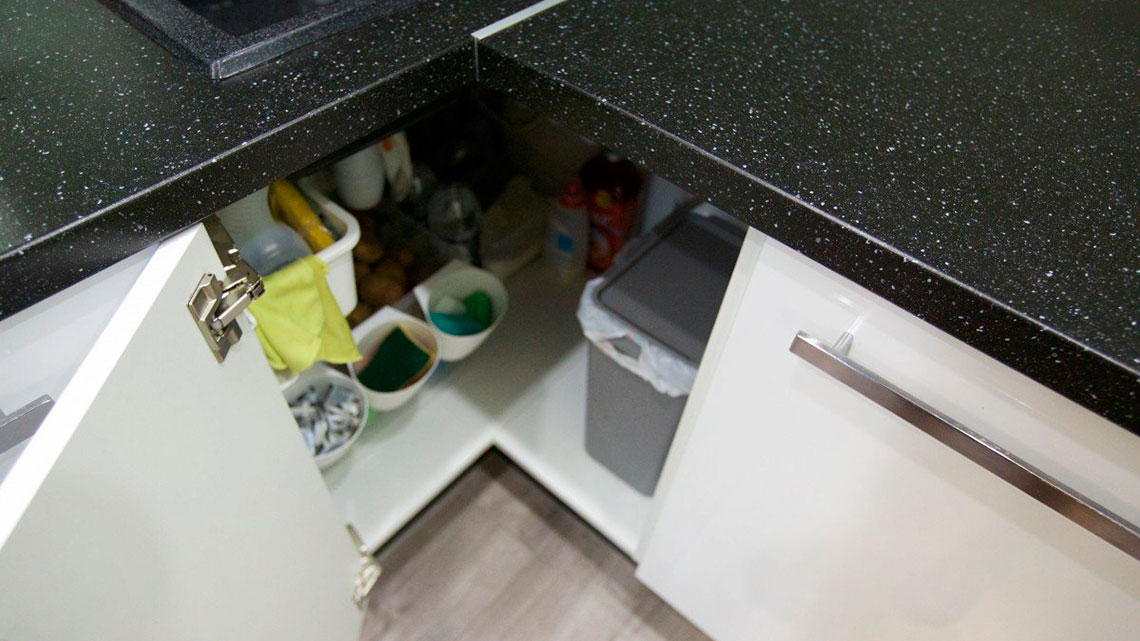 Используйте рабочие столы для хранения маловостребованной кухонной утвари
