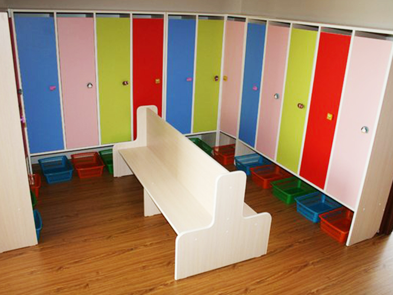 Мебель для детского сада спб. Шкафчики для детского сада. Кабинки в детский сад. Шкафчики для раздевалок в детский сад. Мебель для детского сада раздевалка.