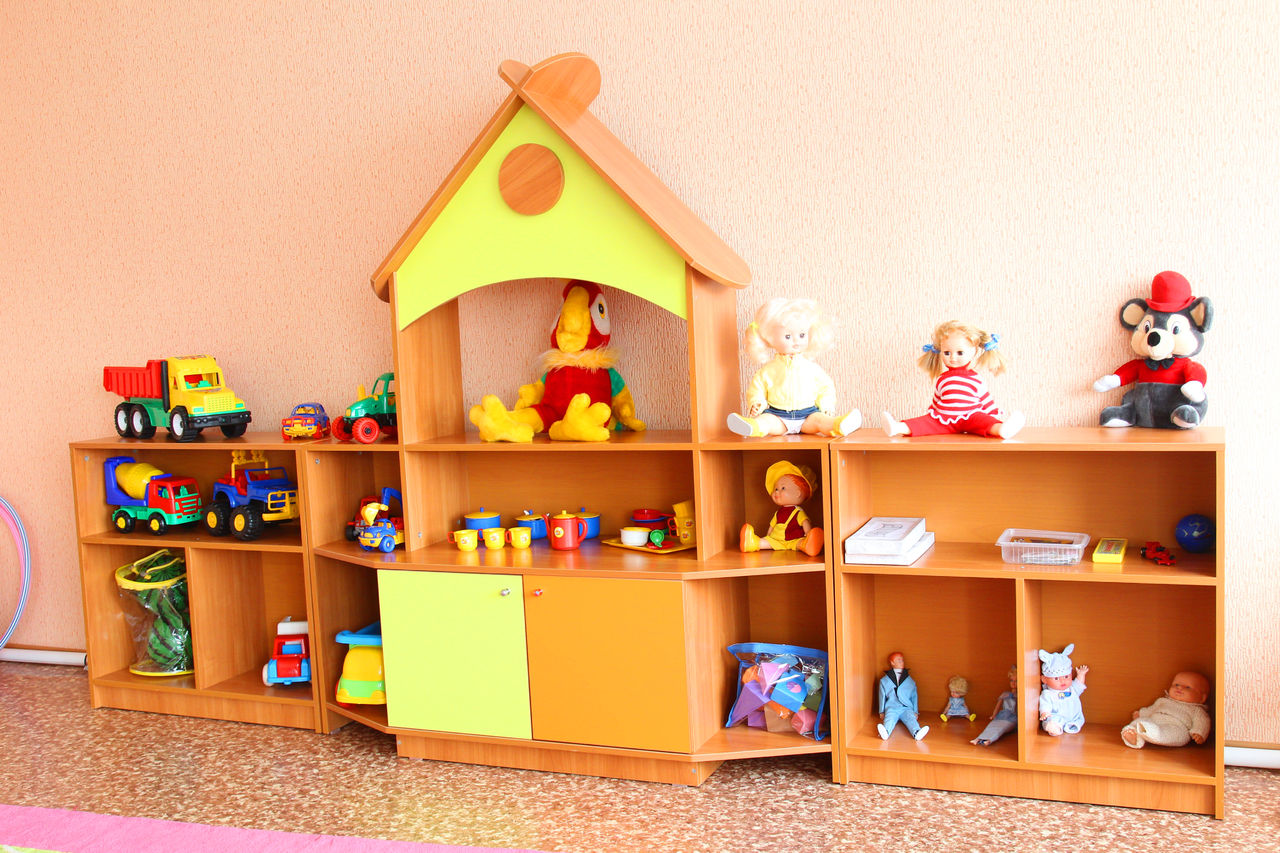 Детский садик игрушка. Игрушки для детского сада. Мебель для детского сада. Детские игрушки в детском саду. Детская мебель для детского сада.