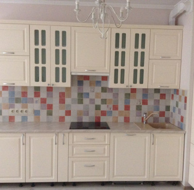 Кремовый кухонный гарнитур с дверями из МДФ
