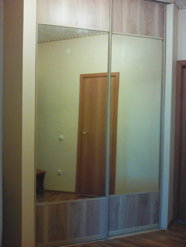 Угловой встроенный двухдверный шкаф в коридор