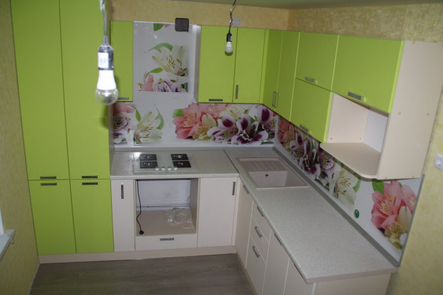 Двухцветный угловой кухонный гарнитур с пеналом