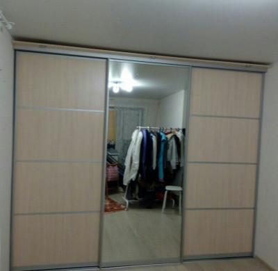 Бежевый шкаф с одной зеркальной дверью в центре