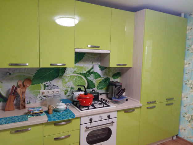 Зелёный угловой кухонный гарнитур со шкафом