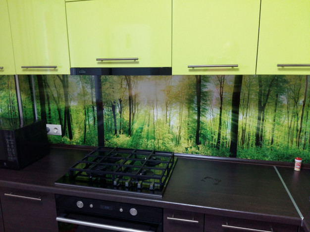 Коричневая угловая радиусная кухня с зелеными навесными шкафами