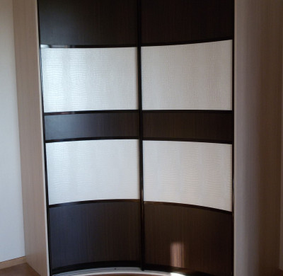 Двухдверный радиусный угловой шкаф с вогнутыми дверями