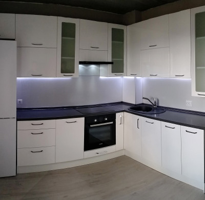 Белый угловой кухонный гарнитур с тёмно-серой столешницей