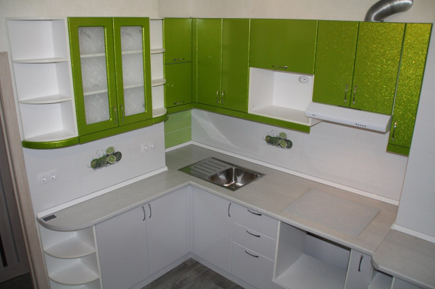 Белая угловая кухня с зелеными навесными шкафами