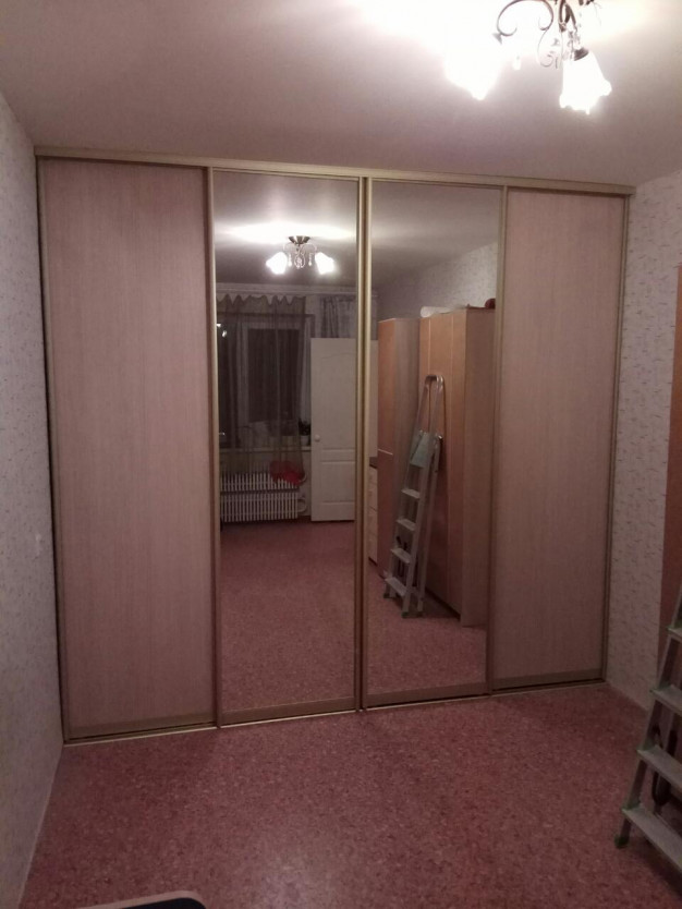 Четырехдверный шкаф-купе в комнату с двумя зеркальными дверями