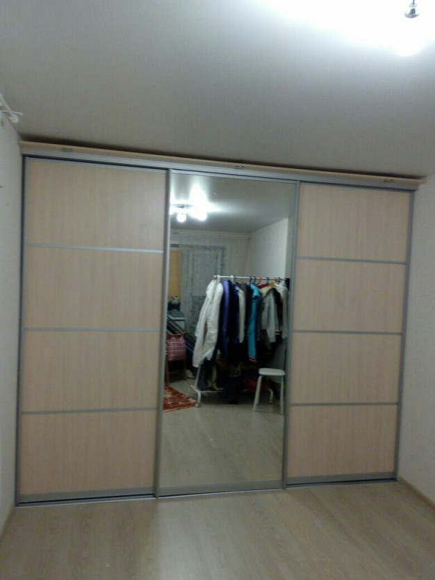 Бежевый шкаф с одной зеркальной дверью в центре