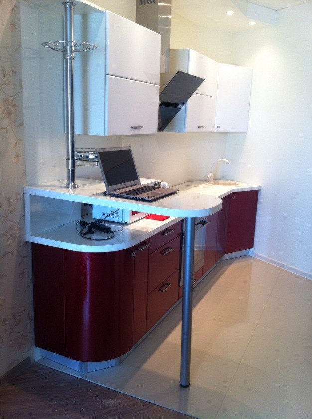Двухцветный красно-белый кухонный гарнитур с радиусными фасадами