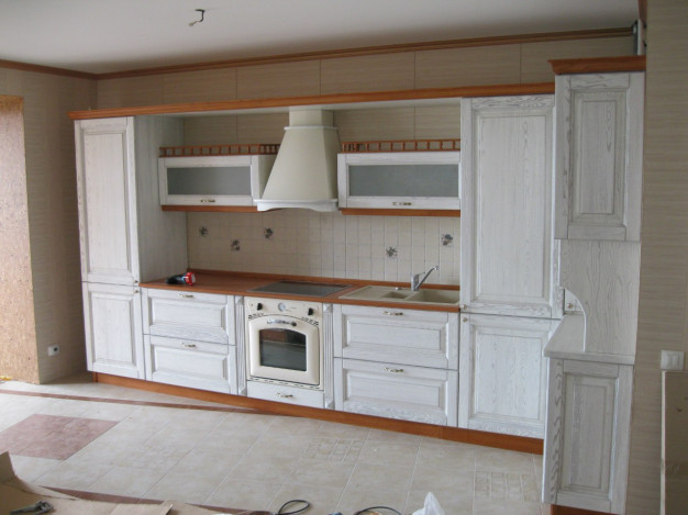 Белый дубовый угловой кухонный гарнитур с барной стойкой