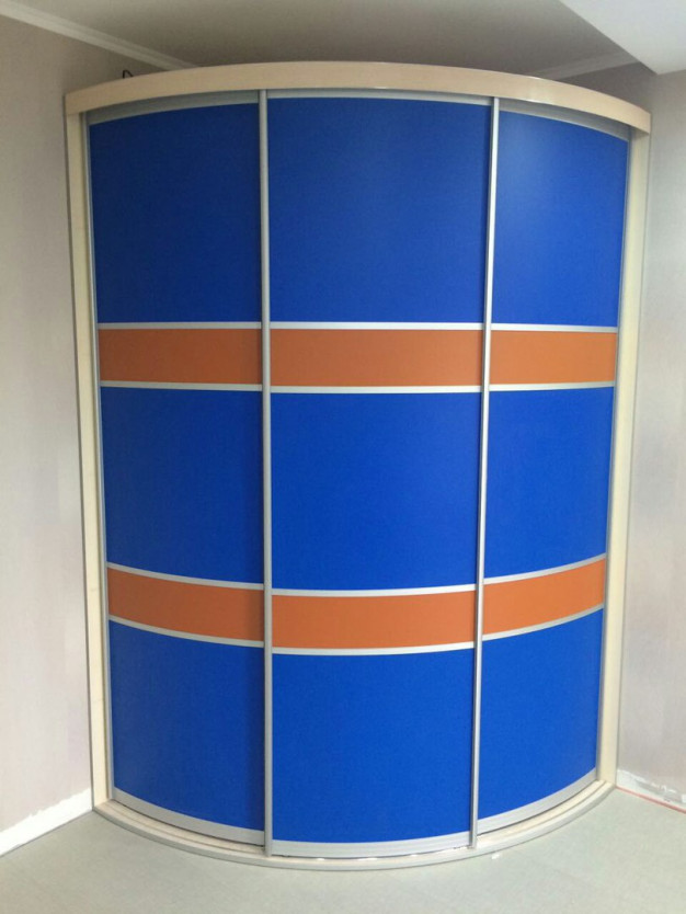 Угловой радиусный шкаф купе с синими дверями в спальню