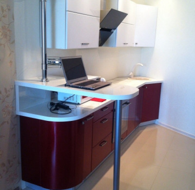 Двухцветный красно-белый кухонный гарнитур с радиусными фасадами
