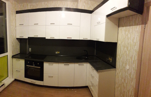 Двухцветный чёрно-белый угловой кухонный гарнитур