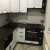 Классическая тёмно-коричневая угловая кухня с белыми фасадами