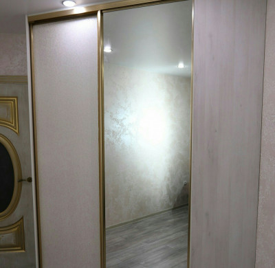 Бежевый угловой шкаф с зеркальной дверью