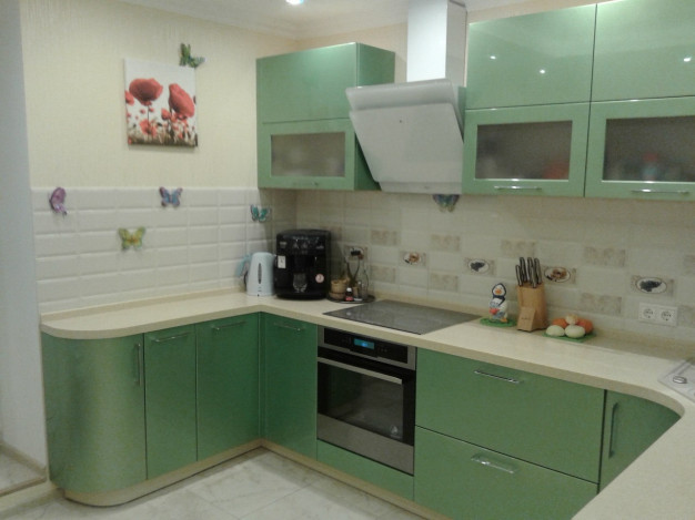 П-образная радиусная кухня цвета зелёный перламутр