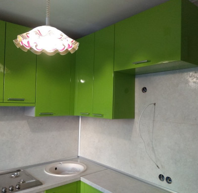 Зелёный угловой кухонный гарнитур с радиусным фасадом