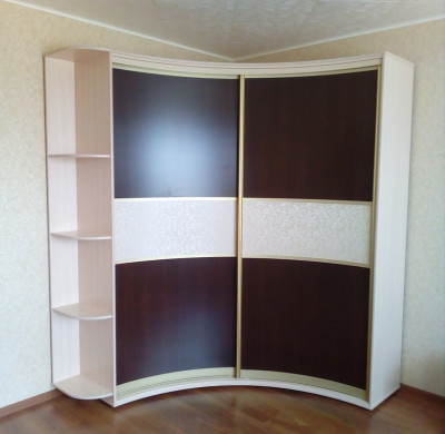 Радиусный угловой шкаф купе с вогнутыми коричневыми дверями в спальне