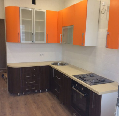 Угловой кухонный гарнитур с радиусными двухцветными фасадами