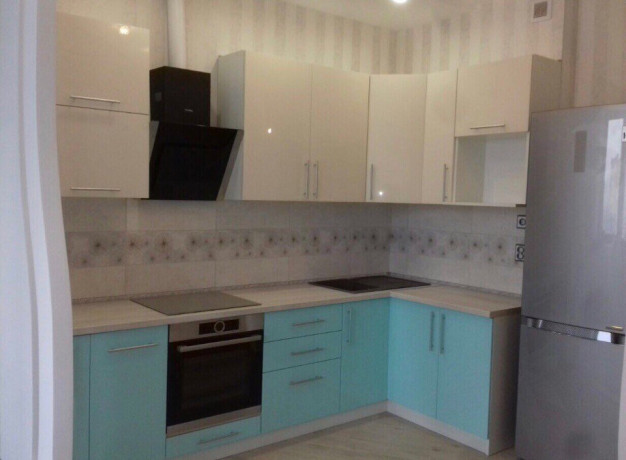 Двухцветная бирюзовая угловая кухня с белыми навесными шкафами