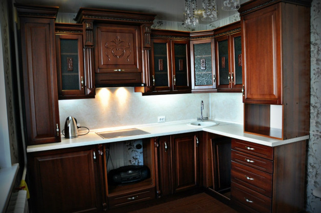 Дубовый угловой кухонный гарнитур с резьбой цвета орех