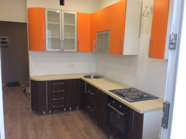 Угловой кухонный гарнитур с радиусными двухцветными фасадами