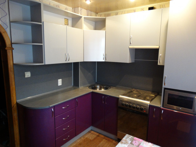 Фиолетовая угловая кухня с радиусным фасадом