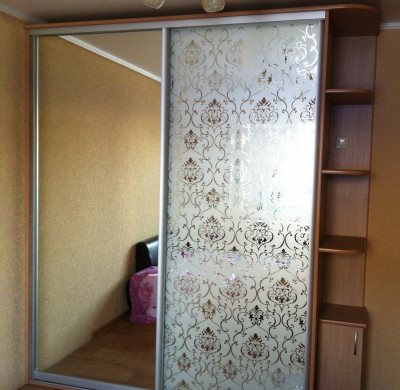Зеркальный шкаф купе с пескоструйным рисунком и полками
