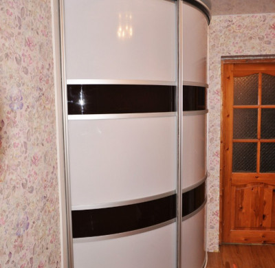 Белый радиусный шкаф в прихожую с комбинированными дверями