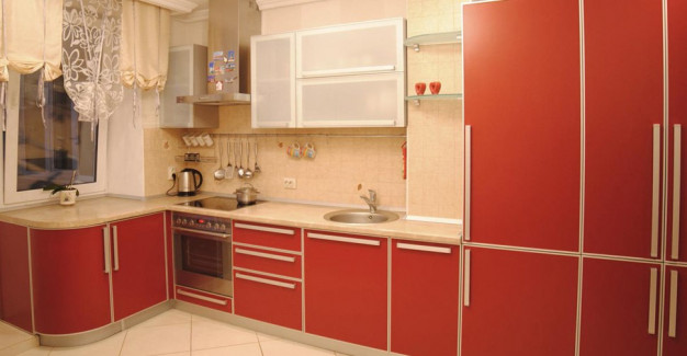 Красный угловой кухонный гарнитур с радиусными фасадами