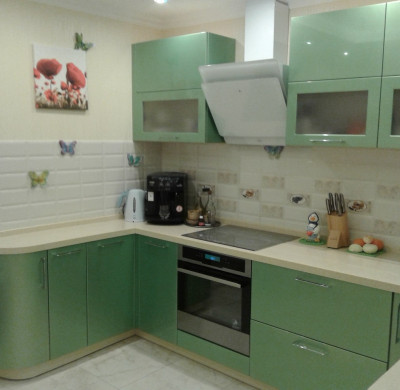 П-образная радиусная кухня цвета зелёный перламутр