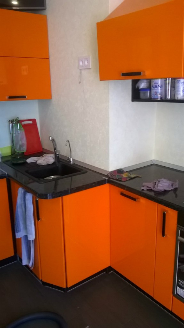 Яркий оранжевый кухонный гарнитур с МДФ фасадами