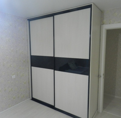 Чёрно-белый встроенный шкаф купе на две двери