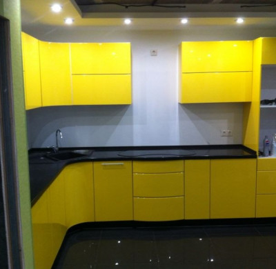 Желтый угловой кухонный гарнитур с радиусными фасадами