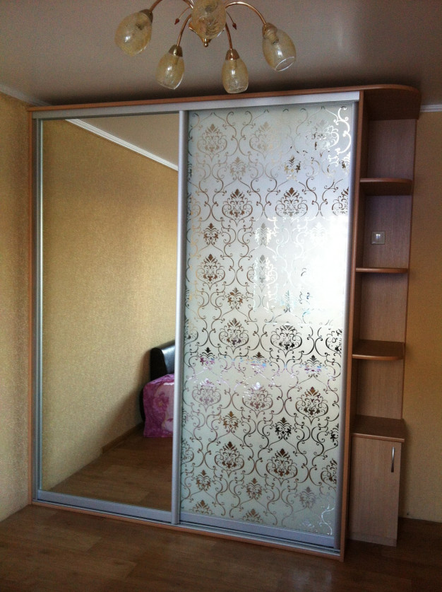 Зеркальный шкаф купе с пескоструйным рисунком и полками