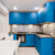 Яркий синий угловой кухонный гарнитур в студию