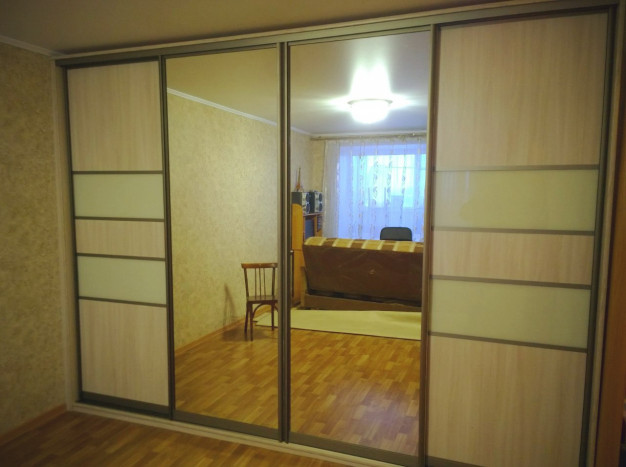 Большой шкаф с комбинированными дверями и зеркалом