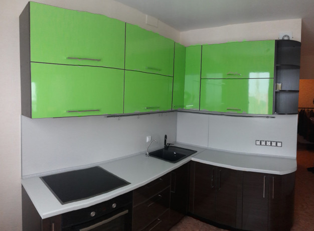 Коричнево-зеленый угловой кухонный гарнитур с радиусными фасадами