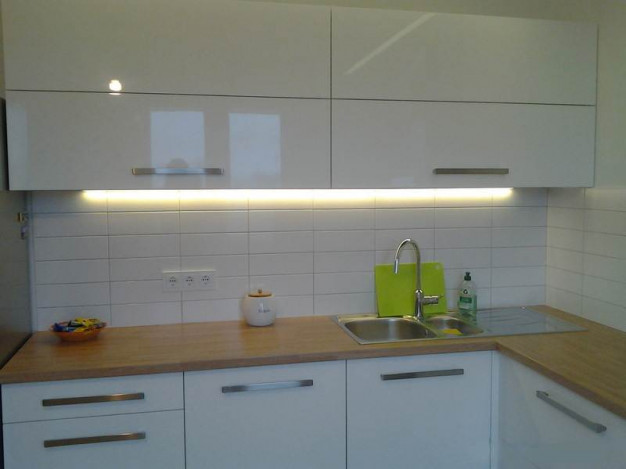 Белая угловая кухня в скандинавском стиле 10 кв.м с глянцевыми фасадами