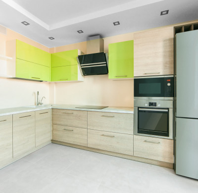 Угловой зелёно-коричневый кухонный гарнитур 12 кв.м в стиле минимализм